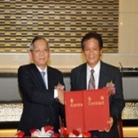 聯貸案簽約由合庫董事長劉燈城（左）、強茂公司董事長方敏清換約並合照
