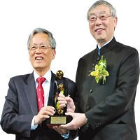 聯華神通集團董事長苗豐強（右），獲頒「潘文淵獎」，由潘文淵文教基金會董事長史欽泰（左）頒贈。