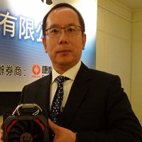 動力科技董事長許文昉學土木，開營建公司，也開發過經國號試飛軟體，卻從一顆芳香劑風扇做到電競市場。