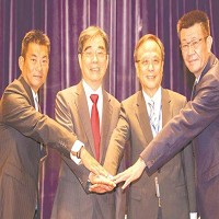 光寶宣布世代交替，創辦人兼董事長宋恭源（左二）卸任，由獨子宋明峰（左一）擔任董事長，執行長陳廣中（右二）也交棒給光寶電能執行長邱森彬（右一）。