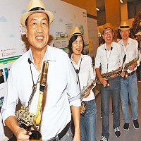 彭双浪號召友達主管，共同組成薩克斯風樂團。