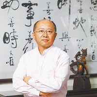 宏致董事長袁万丁化小愛為大愛，以家人及優秀員工名義捐贈救護車，至今已有20台。