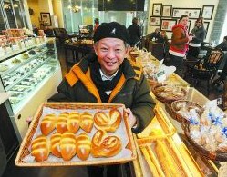 臺商陳澤禎展示紅爐磨坊裡賣的麵包