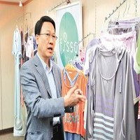 聚陽實業董事長周理平和自創品牌fisso產品