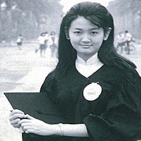 馬海怡1969年大學畢業當天在台大椰林大道前