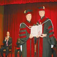 輔仁大學校長江漢聲（前排右一），頒授名譽法學博士學位給喬山健康科技董事長羅崑泉（前排左一）。圖／劉朱松