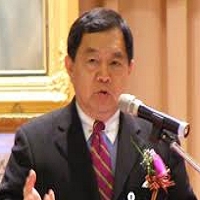 相信人性本善，激勵員工，因此，他充分授權給下屬去發揮