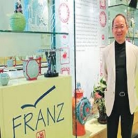 創辦人陳立恆先生和法蘭瓷作品合影