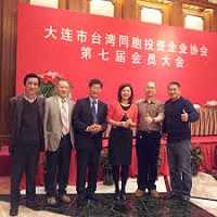 董啟堂(圖片人物左起三)走過黑暗期，苦盡甘來展事業 