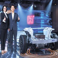 裕隆攜手鴻海跨足電動車領域，雙方合資公司鴻華先進科技16日在鴻海科技日上，發表MIH電動車開放平台，由裕隆執行長嚴陳莉蓮（左）、鴻海董事長劉揚偉（右）代表揭幕。圖／業者提供