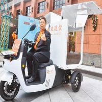 威剛科技董事長陳立白27日宣佈正式跨足綠能物流市場，旗下品牌「威速登」推出首款專為物流業者設計的商用電動三輪車。圖／顏謙隆