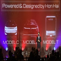 鴻海董事長劉揚偉12日表示，明年上半年規劃在墨西哥擴充車規車用工廠規模。圖為10月劉揚偉出席鴻海科技日活動，介紹電動車和電動巴士。（中央社檔案照片）