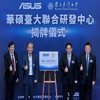電腦品牌廠華碩與台大20日宣布成立聯合研發中心，將聚焦先進電腦、下世代電腦、物聯網與人工智慧等領域，邀請台灣大學校長管中閔（右2）、華碩董事長施崇棠（左2）出席。