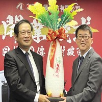 和潤加速發展重車分期業務，成立專責子公司和勁企業，和潤董事長劉源森1日將好彩頭頒發給和勁副總杜俊毅。圖／業者提供