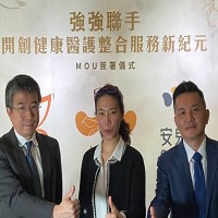 《安兒康小兒專科診所》院長曾清祥（右）、為嘉新企業團執行長暨嘉（中）和健康生活董事長王立心、（左）為台兒診所創辦人張東曜。圖 ／袁延壽