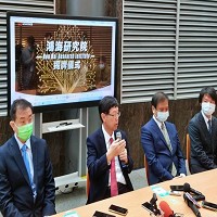 鴻海科技集團4日舉行「鴻海研究院」揭牌儀式暨人事布達，董事長劉揚偉(左2)會後率研究院執行長李維斌(右2)、量子計算研究所長謝明修(右1)、人工智慧研究所長栗永徽(左1)接受媒體聯訪。（記者林資傑攝）