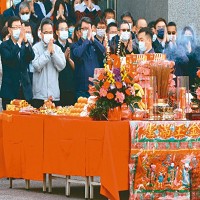 鴻海昨天舉行新春團拜開工典禮，由董事長劉揚偉（前排左一）率領員工進行團拜。記者葉信菉／攝影