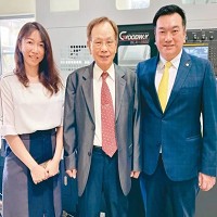 程泰董事長楊德華（中）與接任程泰總經理的長女楊舒涵（左）、接任亞崴總經理的長子楊丞鈞（右）。記者宋健生／攝影