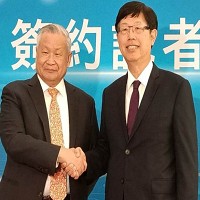 鴻海董事長劉揚偉（右）與旺宏董事長吳敏求，連袂見證鴻海買下旺宏6吋廠。圖／鄭淑芳