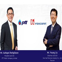 鴻海董事長劉揚偉（右）與泰國國家石油公司總裁暨執行長Auttapol Rerkpiboon。鴻海/提供