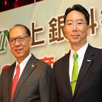 上銀總裁、大銀董事長卓永財（左）與上銀董事長卓文恆（右）。陳之俊攝