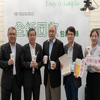 圖／董事長黃鯤雄（中）、總經理黃志成（左二）、纖維材料事業部總經理陳瑞和（右二）、協理陳宏德（左一）及新川創新總經理黃雅惠（右一）共同出席活動。