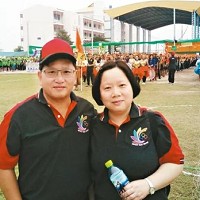 經寶精密董事長鍾國松（左）與妻子南進泰國，白手起家。經寶／提供