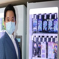 金雨企業董事長卓政懋，秀出公司新型自動販賣機。圖／劉朱松