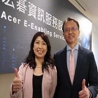 宏碁資訊總經理周幸蓉(左)和宏碁兼宏碁資訊董事長陳俊聖(右)