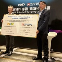 鴻海集團產品長蕭才祐（右）與恩智浦半導體台灣區業務副總經理臧益群代表雙方簽約。記者吳凱中／攝影