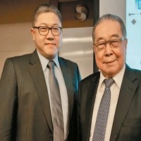 敦吉前董事長鍾正宏（右）與現任董事長、總經理鍾元凱。（報系資料庫）