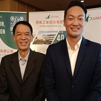 左為君帆工業董事長胡進財，右為總經理胡正杰。