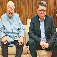 南僑會長陳飛龍（左）與南僑投控執行副總裁陳正文（右）。記者何秀玲／攝影