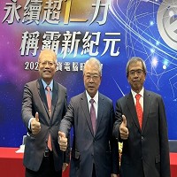 董事長許勝雄（中）率副董事長陳瑞聰（右）、總經理翁宗斌（左）。記者蕭君暉／攝影