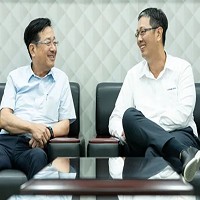 廣運董事長謝清福(左)及執行長謝明凱(右)。