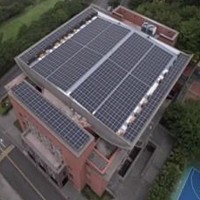 玄焋大學安裝聯合再生能源太陽能模組於善導大樓屋頂。圖／聯合再生提供