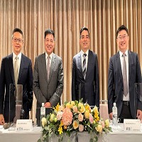 友達財務長曾煜智（左起）、董事長彭双浪、總經理柯富仁及顯示策略事業群資深副總陳建斌合影。記者李珣瑛／攝影