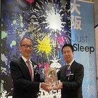 晶華酒店旗下捷絲旅品牌首間海外據點捷絲旅大阪心齋橋館正式開幕，邀請飯店業主MINATO CREATE CO., LTD. 地產開發公司社長木下仁湊（右）以及晶華國際酒店集團董事長潘思亮（左）舉行開幕儀式。（捷絲旅提供）