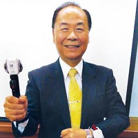 亞洲光學董事長賴以仁。圖／王中一