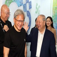 NVIDIA 創辦人兼執行長黃仁勳（左）下午快閃力挺廣達旗下雲達科技（QCT）的攤位，如今GPU大缺貨，廣達沒受影響逆勢調升出貨量。記者曾吉松／攝影