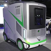 「E-HERO移動充電機器人」融合固定式與移動式充電的優點，能靈活部署於各種場所。記者杜建重／攝影