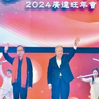 廣達旺年會，董事長林百里（左）、副董事長梁次震（右）上台，宣示今年集團將全面AI化。 記者林俊良／攝影