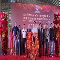 威宏-KY旗下孫公司威保柬埔寨廠，由柬埔寨柴禎省長彭波薩（Peng Posa）（左五）、集團總經理許新居（右五）、新任營運長洪維謙（右二）等人，親自出席剪綵儀式後合影。圖。威宏提供