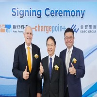 金寶集團與ChargePoint簽約合作充電樁解決方案。左起ChargePoint執行長 Rick Wilmer、金寶集團執行長暨金寶電子總經理陳威昌、康舒科技董事長許介立。金寶／提供