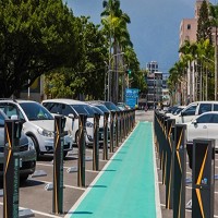 中興保全科技專為城市打造的智慧停車系統，就是以太陽能儲電及無電力線設計的智慧停車柱。中保科提供