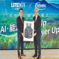光寶科總經理邱森彬（左）、英飛凌台灣董事總經理陳志豪（右）與LITEON+球衣合影。圖／光寶科提供