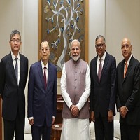 印度總理莫迪（中）26日接見力積電董事長黃崇仁（左二）、總經理朱憲國（左一）。圖／力積電提供