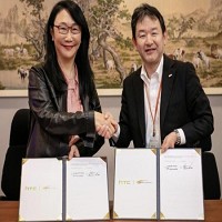宏達電董事長王雪紅（左）與NTT Communications株式會社執行副總裁暨業務解決方案部總經理井上睦宏（右）簽署策略合作備忘錄，宣告共同推動大場域實景娛樂（LBE）於日本市場發展。（圖／宏達電提供）