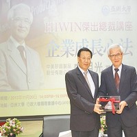 中美矽晶董事長盧明光（右）於11/20在亞洲大學專題演講時強調，企業永續經營要有誠信、創新及使命感