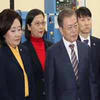 環球晶董事長徐秀蘭（左2）陪同韓國總統文在寅（左3）參觀環球晶韓國子公司MKC新廠。 